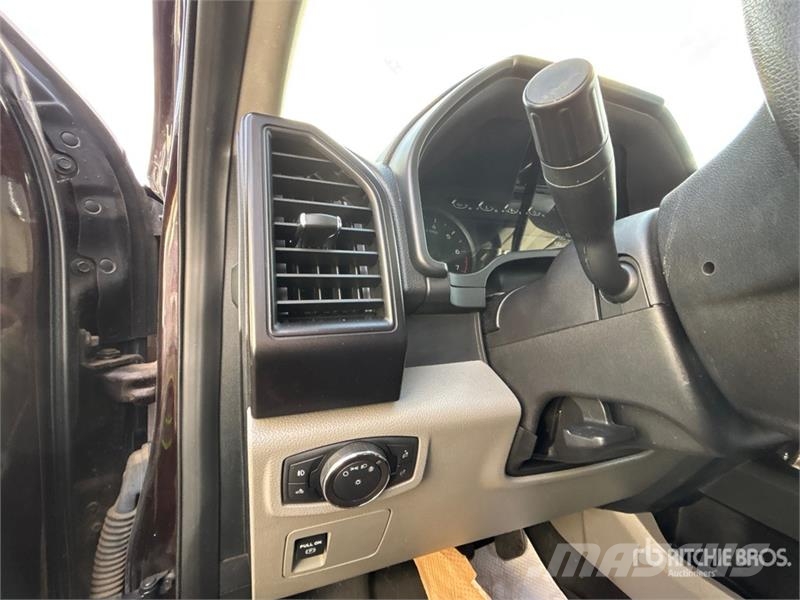 Ford F-150 STX 4x4 Crew Cab Pickup Egyéb