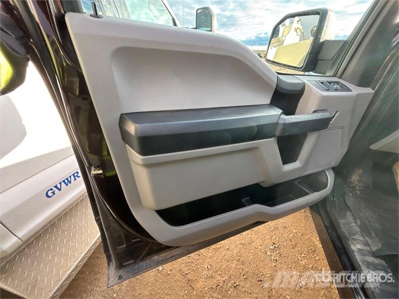 Ford F-150 STX 4x4 Crew Cab Pickup Egyéb