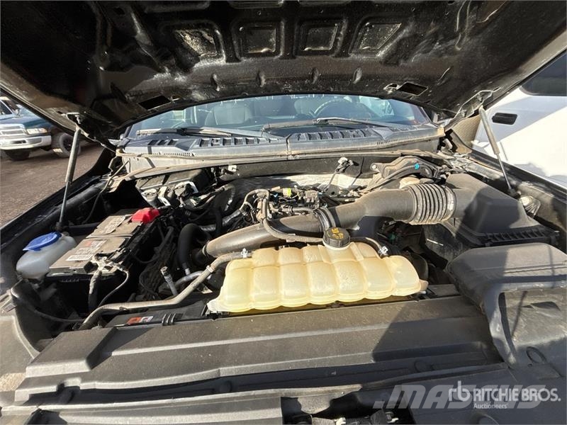 Ford F-150 STX 4x4 Crew Cab Pickup Egyéb
