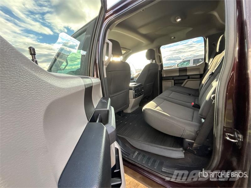 Ford F-150 STX 4x4 Crew Cab Pickup Egyéb