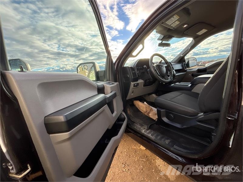 Ford F-150 STX 4x4 Crew Cab Pickup Egyéb