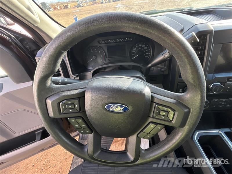 Ford F-150 STX 4x4 Crew Cab Pickup Egyéb