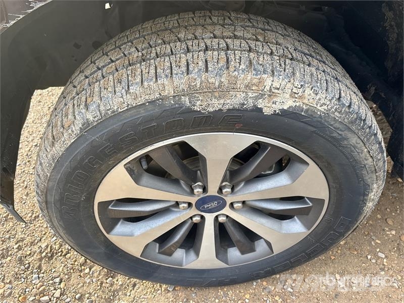 Ford F-150 STX 4x4 Crew Cab Pickup Egyéb