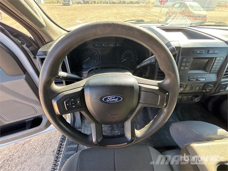 Ford F-150 XL 4x4 Crew Cab Pickup أخرى