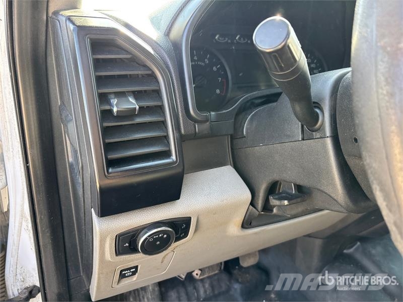 Ford F-150 XL 4x4 Crew Cab Pickup أخرى