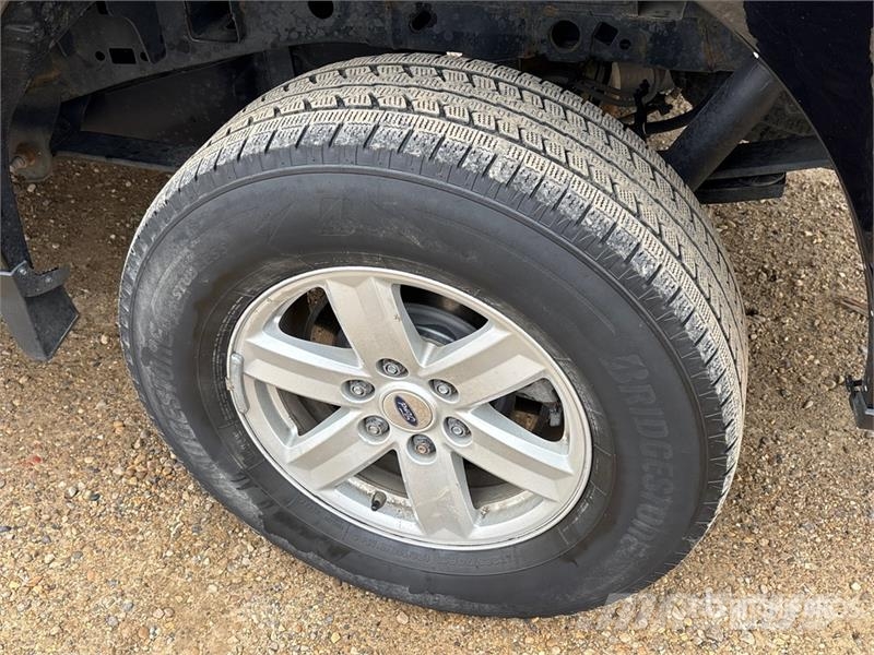 Ford F-150 XL 4x4 Crew Cab Pickup أخرى