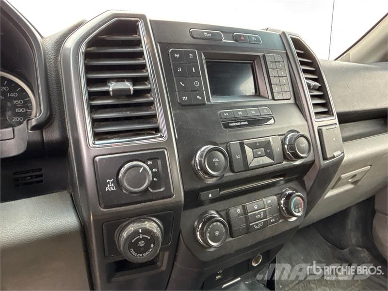 Ford F-150 XLT 4x2 Crew Cab Pickup أخرى