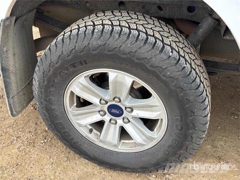 Ford F-150 XLT 4x2 Crew Cab Pickup أخرى