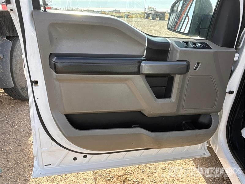 Ford F-150 XLT 4x4 Crew Cab Pickup Muu