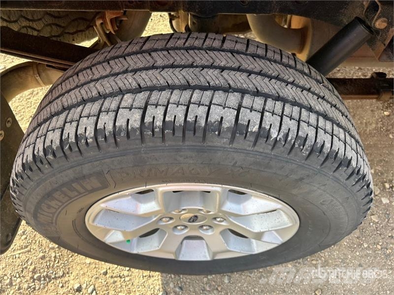 Ford F-150 XLT 4x4 Crew Cab Pickup Muu
