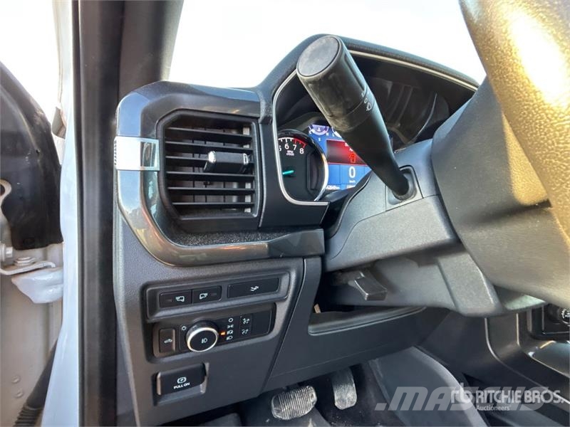 Ford F-150 XLT 4x4 Crew Cab Pickup أخرى