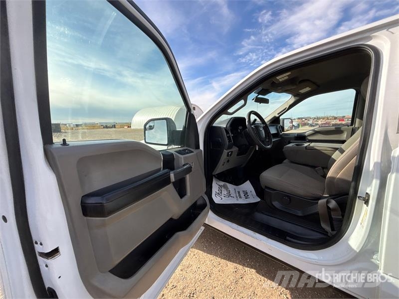 Ford F-150 XLT 4x4 Crew Cab Pickup Muu