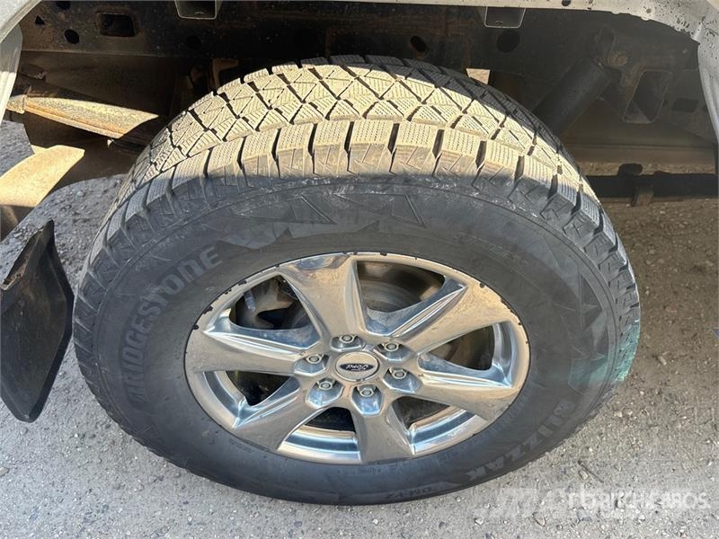 Ford F-150 XLT 4x4 Crew Cab Pickup Kita
