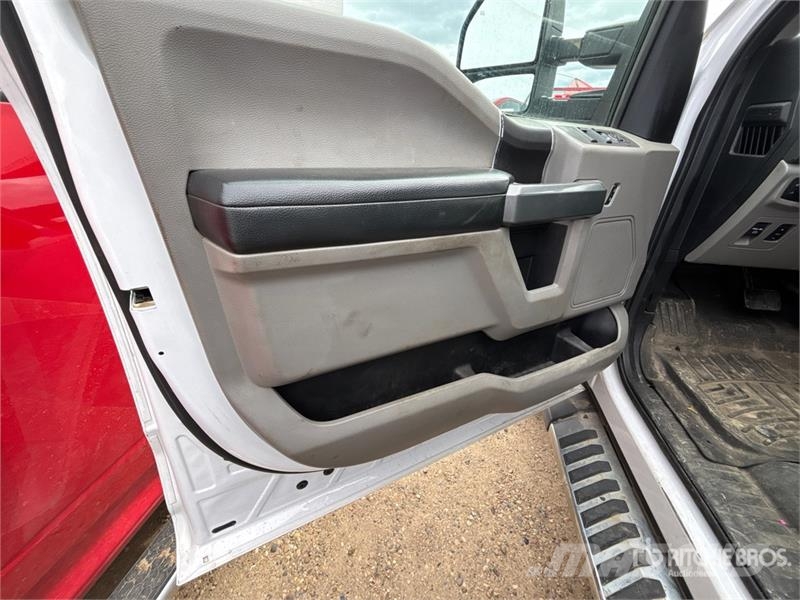 Ford F-150 XLT 4x4 Crew Cab Pickup Інше