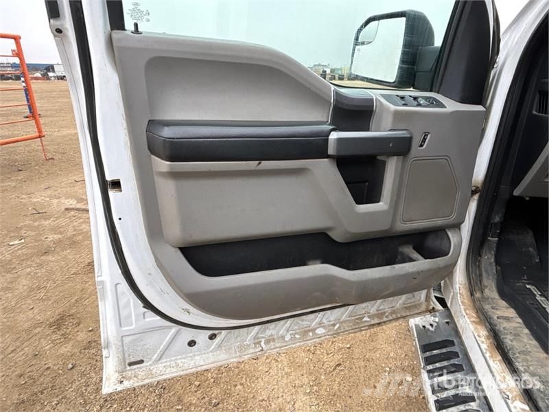Ford F-150 XLT 4x4 Crew Cab Pickup أخرى
