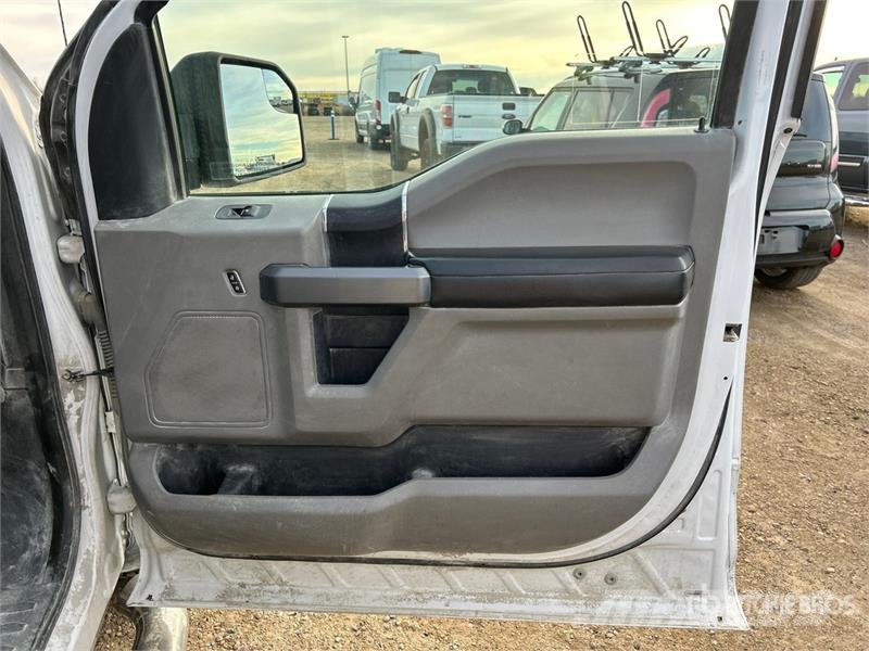 Ford F-150 XLT 4x4 Crew Cab Pickup أخرى