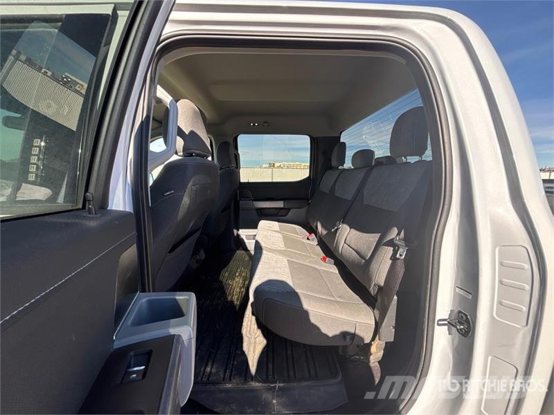 Ford F-150 XLT 4x4 Crew Cab Pickup Kita