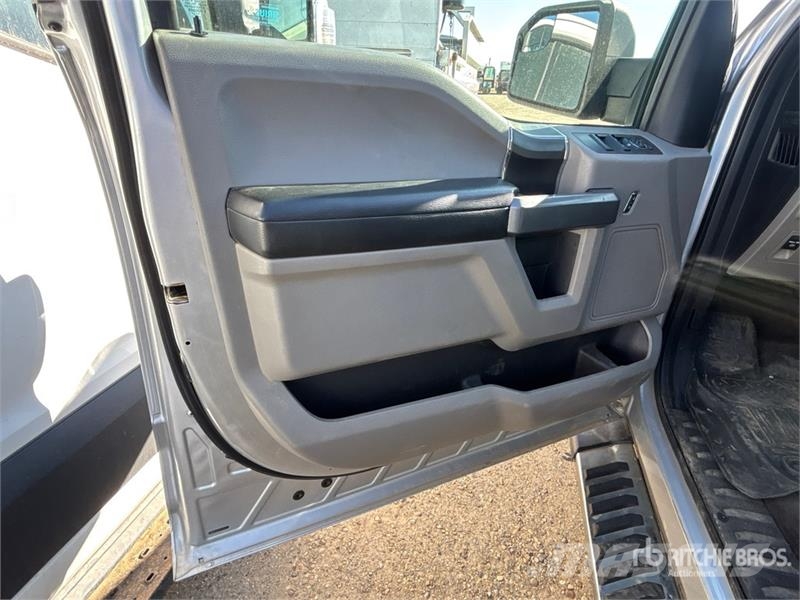 Ford F-150 XLT 4x4 Crew Cab Pickup Kita