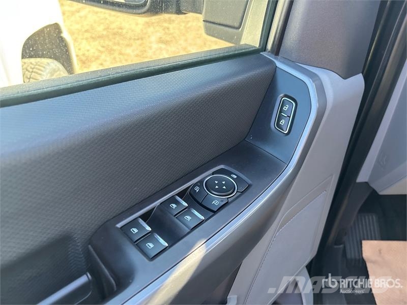 Ford F-150 XLT 4x4 Crew Cab Pickup Egyéb