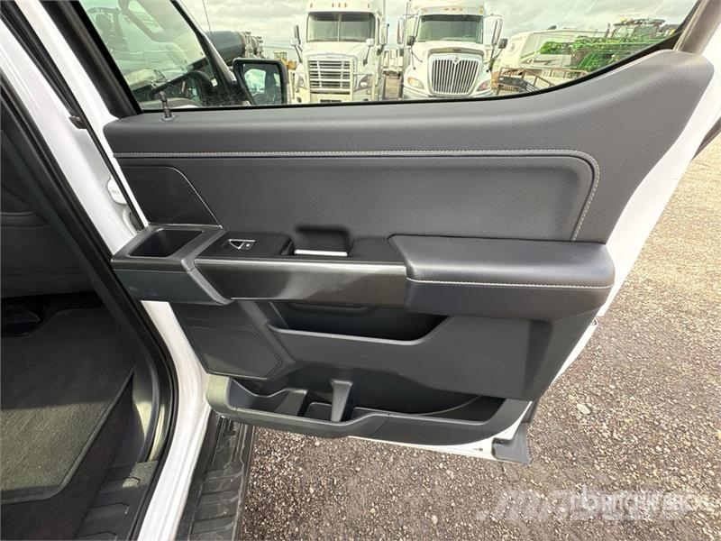 Ford F-150 XLT 4x4 Crew Cab Pickup Muu