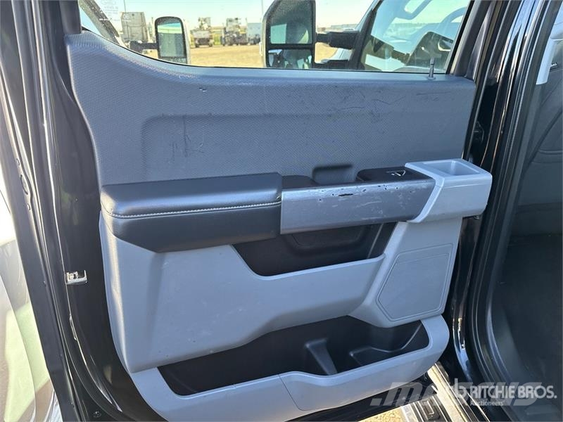 Ford F-150 XLT 4x4 Crew Cab Pickup Egyéb