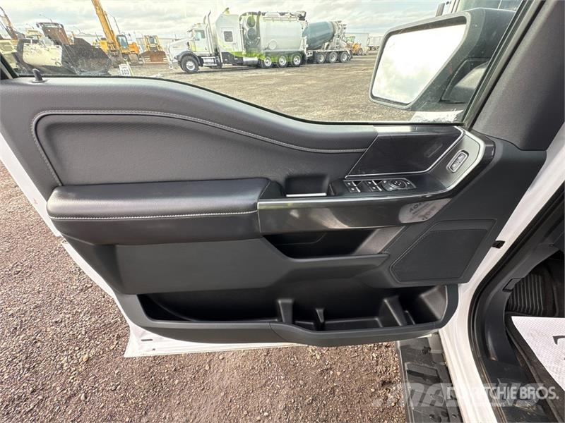 Ford F-150 XLT 4x4 Crew Cab Pickup Muu