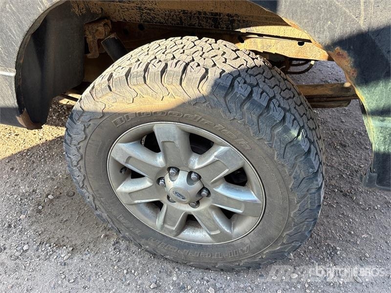 Ford F-150 XLT 4x4 Crew Cab Pickup Muu