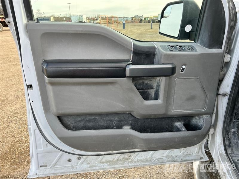 Ford F-150 XLT 4x4 Crew Cab Pickup أخرى