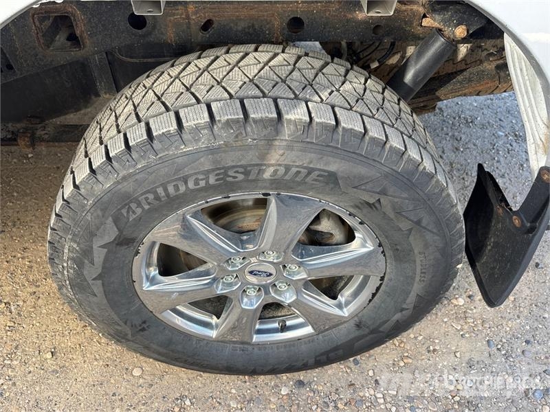 Ford F-150 XLT 4x4 Crew Cab Pickup Kita