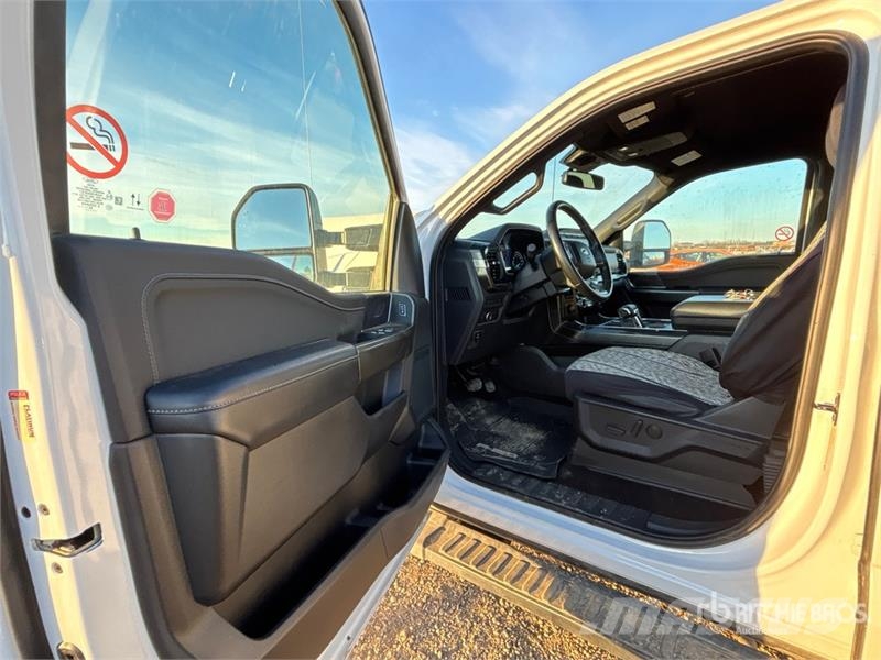 Ford F-150 XLT 4x4 Crew Cab Pickup أخرى