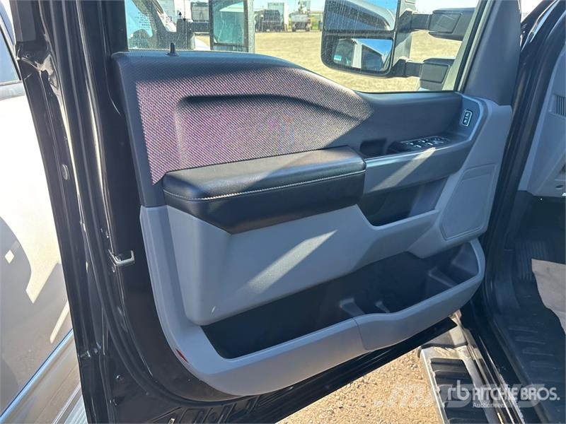 Ford F-150 XLT 4x4 Crew Cab Pickup Egyéb