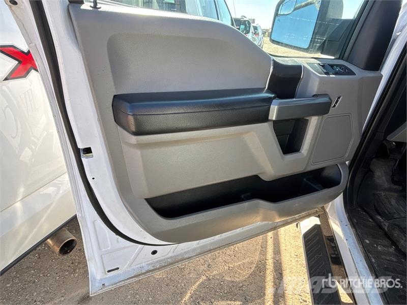 Ford F-150 XLT 4x4 Crew Cab Pickup أخرى