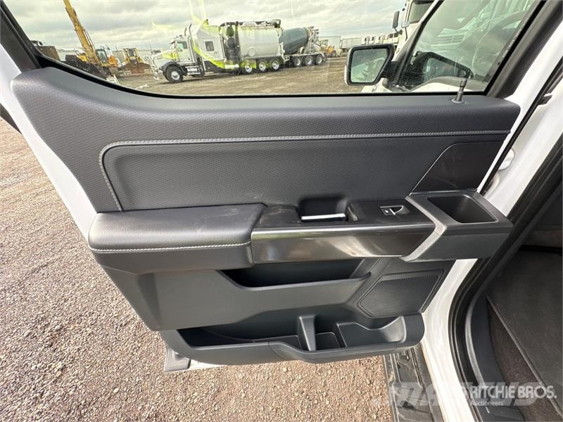 Ford F-150 XLT 4x4 Crew Cab Pickup Muu