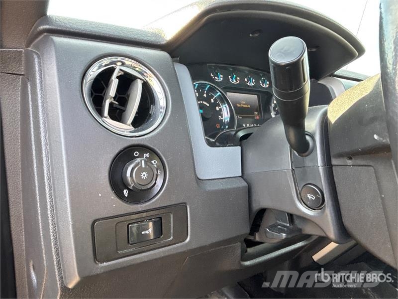 Ford F-150 XLT 4x4 Crew Cab Pickup Muu