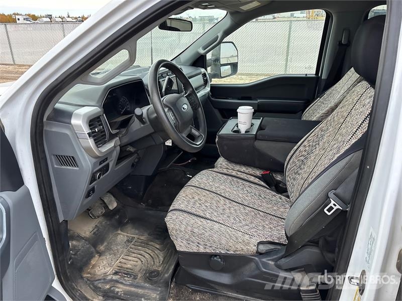 Ford F-150 XLT 4x4 Crew Cab Pickup Ostalo