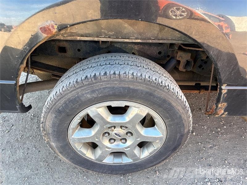 Ford F-150 XLT 4x4 Crew Cab Pickup Muu