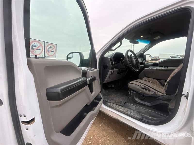 Ford F-150 XLT 4x4 Crew Cab Pickup أخرى