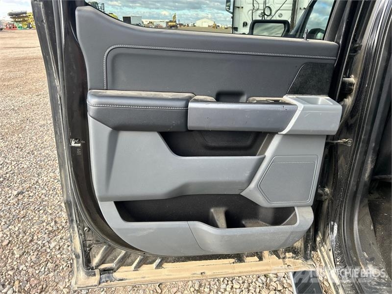 Ford F-150 XLT 4x4 Crew Cab Pickup Muu