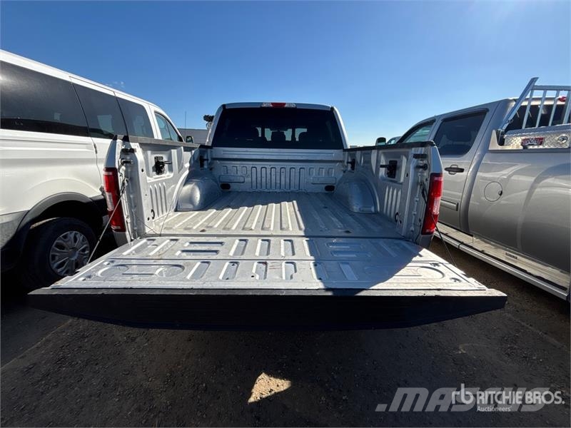 Ford F-150 XLT 4x4 Crew Cab Pickup Kita