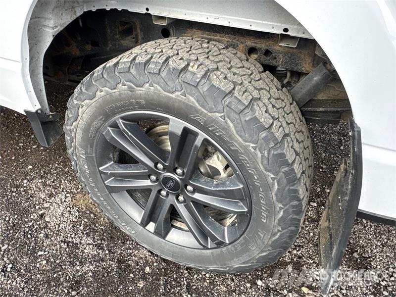Ford F-150 XLT 4x4 Crew Cab Pickup Muu