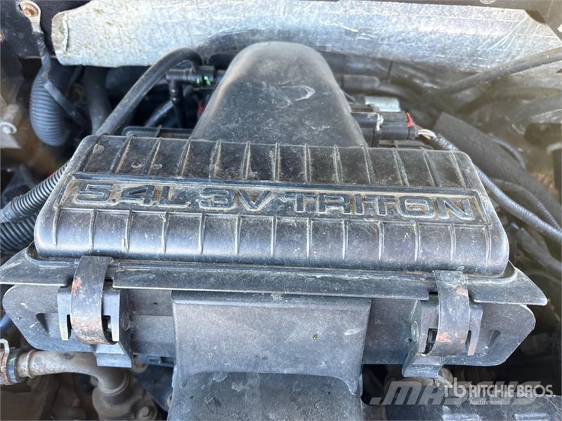 Ford F-150 XLT 4x4 Crew Cab Pickup أخرى