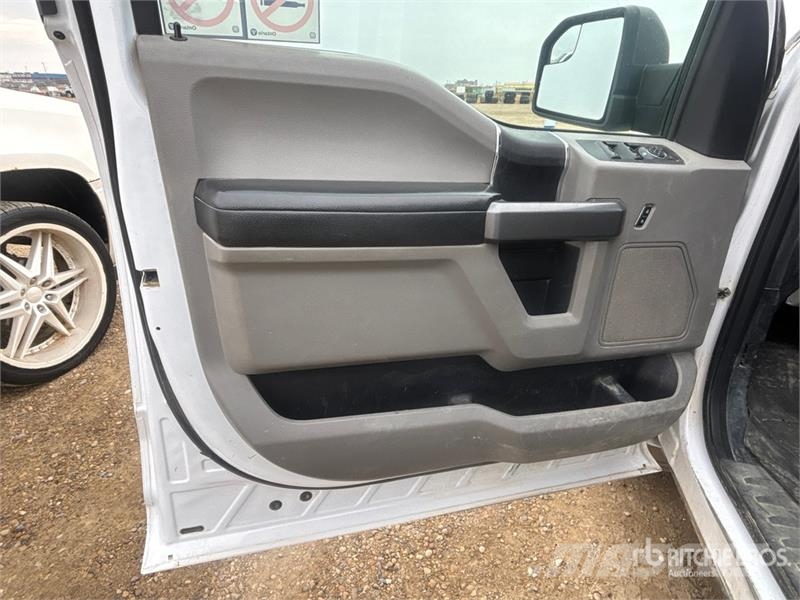 Ford F-150 XLT 4x4 Crew Cab Pickup أخرى