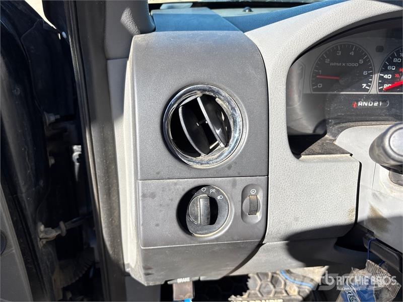 Ford F-150 XLT 4x4 Crew Cab Pickup أخرى