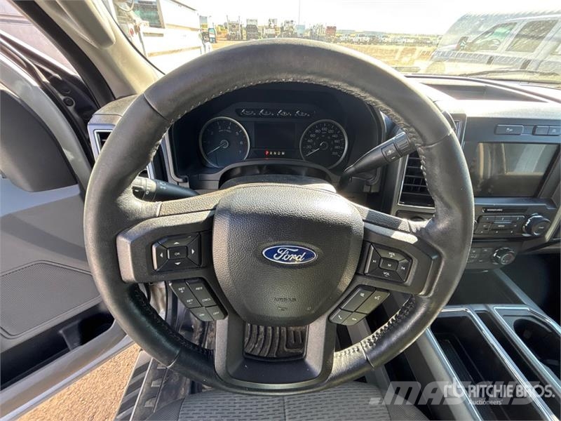 Ford F-150 XLT 4x4 Crew Cab Pickup Kita