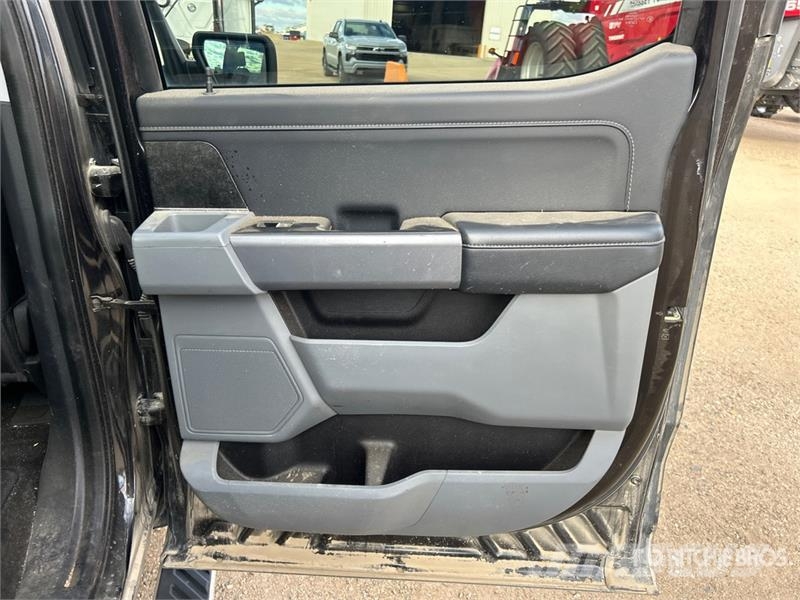 Ford F-150 XLT 4x4 Crew Cab Pickup Muu