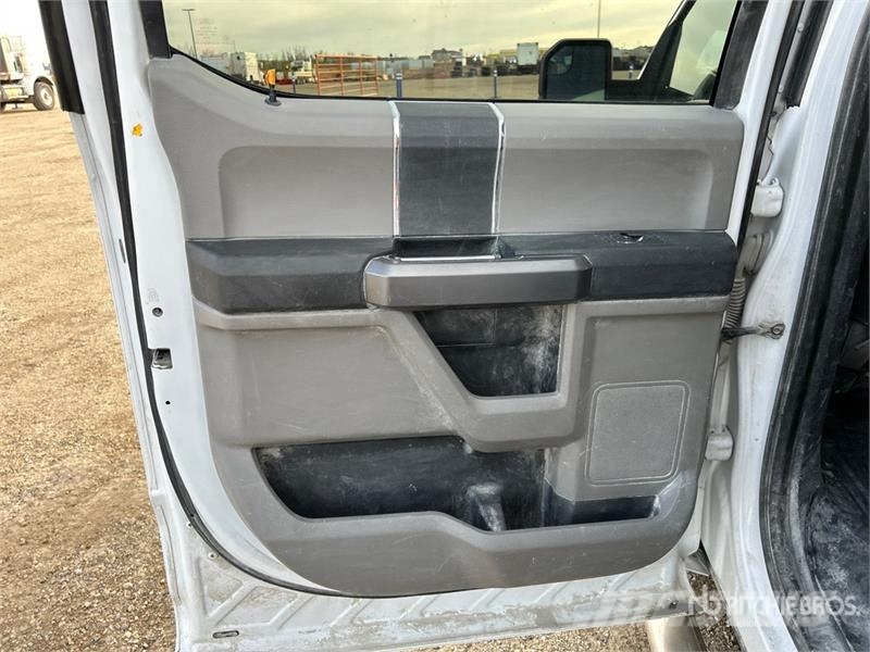 Ford F-150 XLT 4x4 Crew Cab Pickup أخرى