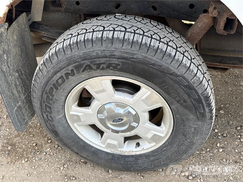 Ford F-150 XLT 4x4 Crew Cab Pickup Muu