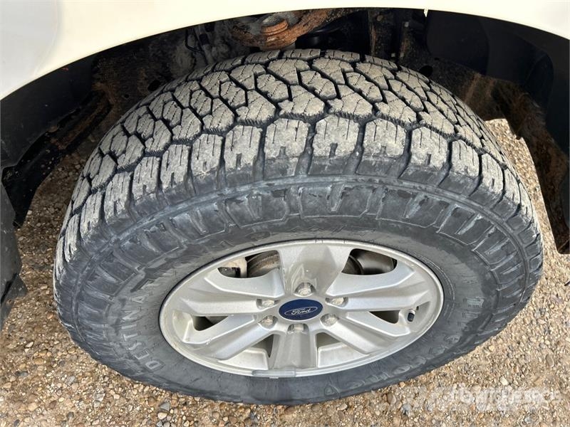 Ford F-150 XLT 4x4 Crew Cab Pickup أخرى