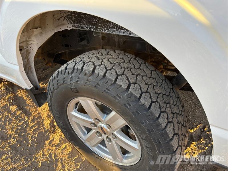 Ford F-150 XLT 4x4 Crew Cab Pickup Інше