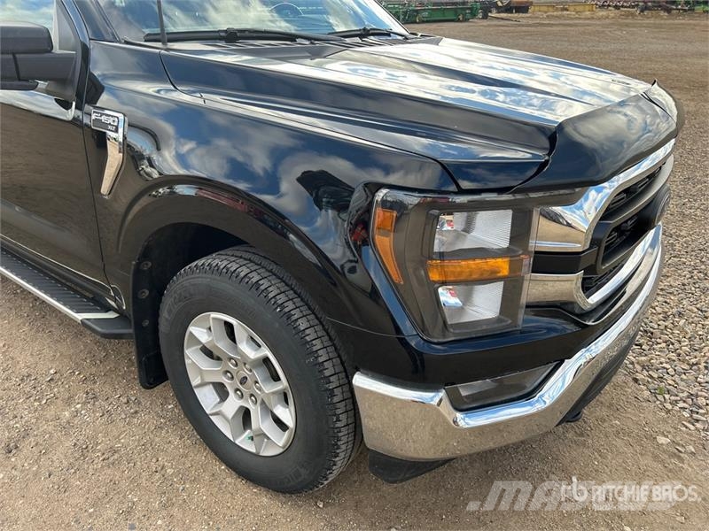 Ford F-150 XLT 4x4 Crew Cab Pickup Muu